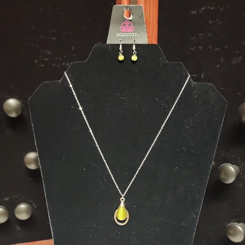 Paparazzi Necklace - Just Drop It - Green